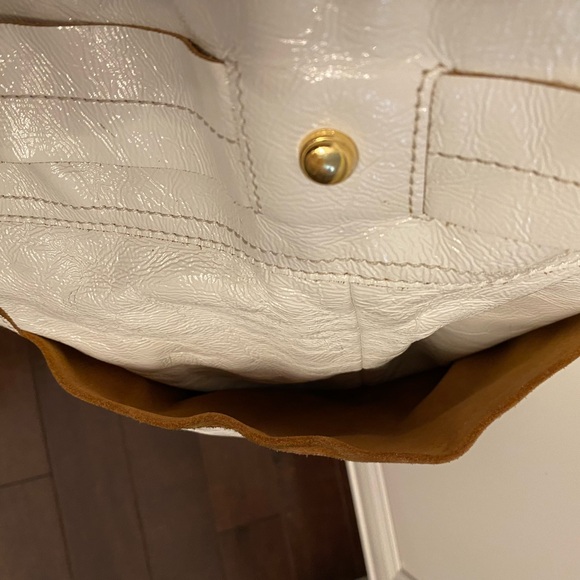 B. MAKOWSKI LARGE WHITE LEATHER AND SUEDE SHOULDER BAG WITH DUAL TOP HANDLES - Picture 7 of 12